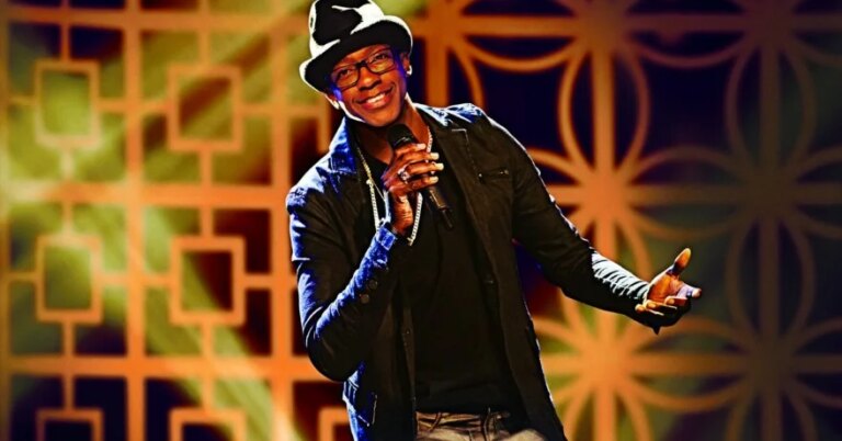 Mumuzinho emociona ao convidar funcionária para cantar e a presenteia durante show