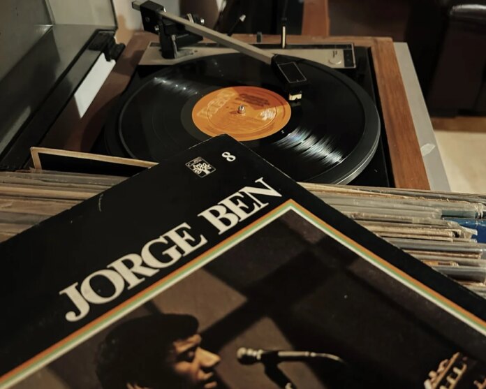 Nova geração reencontra a MPB como linguagem de pertencimento