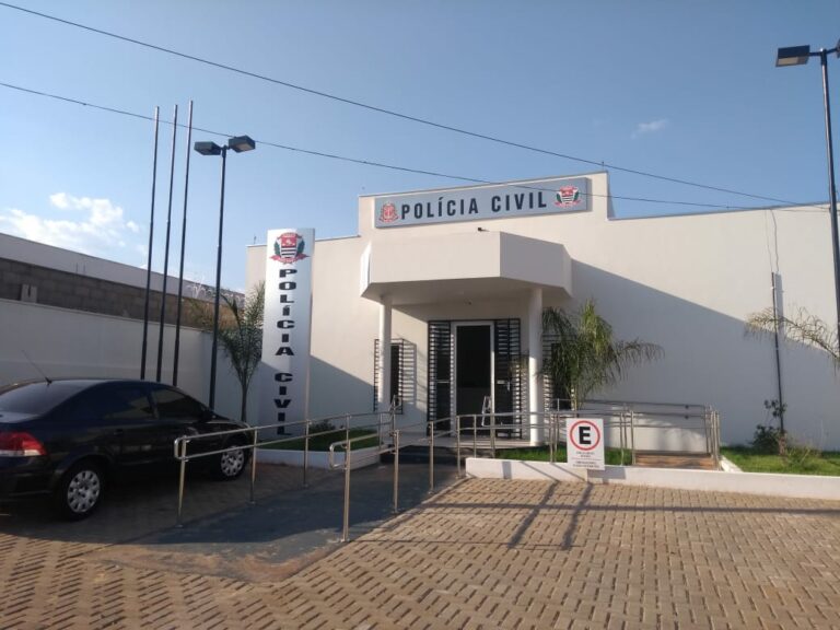 Homem é preso por amputar perna de cachorro com faca de cozinha