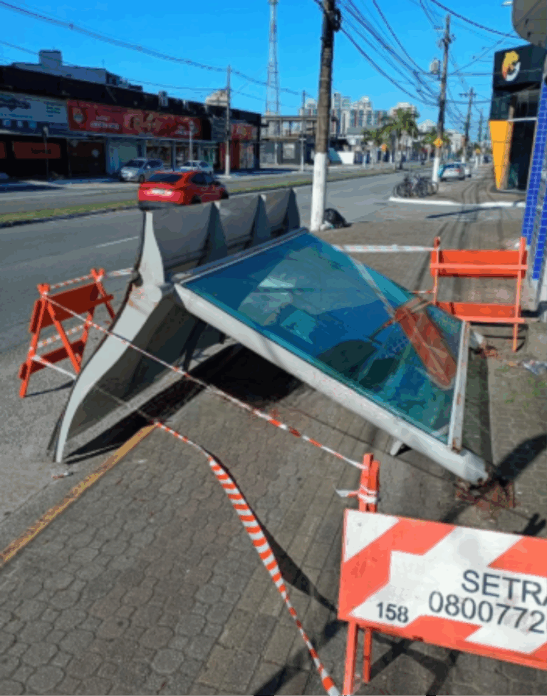 Ponto de ônibus desaba em avenida de Praia Grande
