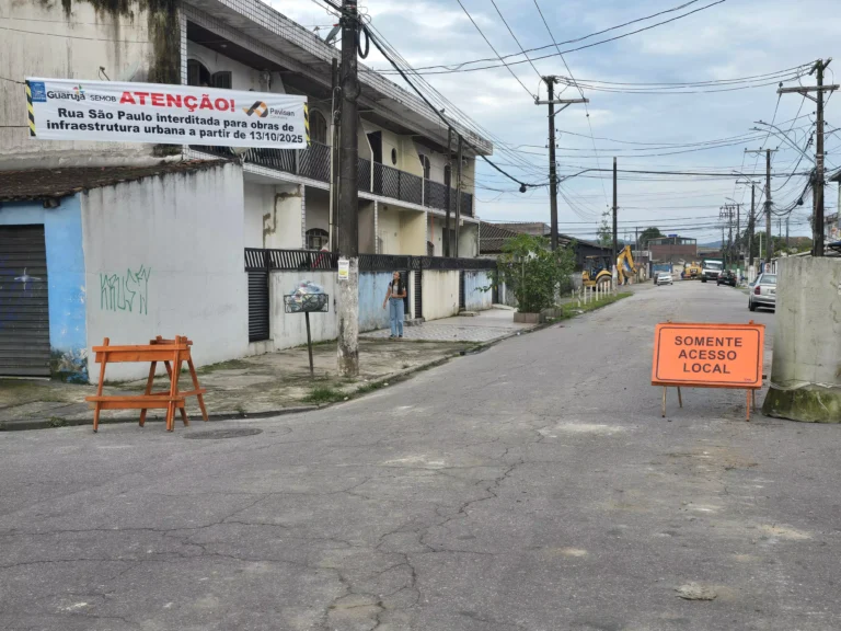 Rua é interditada devido obras de acesso ao Aeroporto de Guarujá