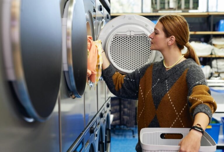 Roupas novas precisam ser lavadas antes do uso? Médica explica os riscos à saúde