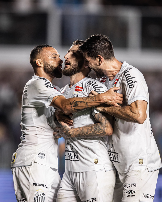 Santos martela e arranca empate dramático contra Grêmio na Vila Belmiro