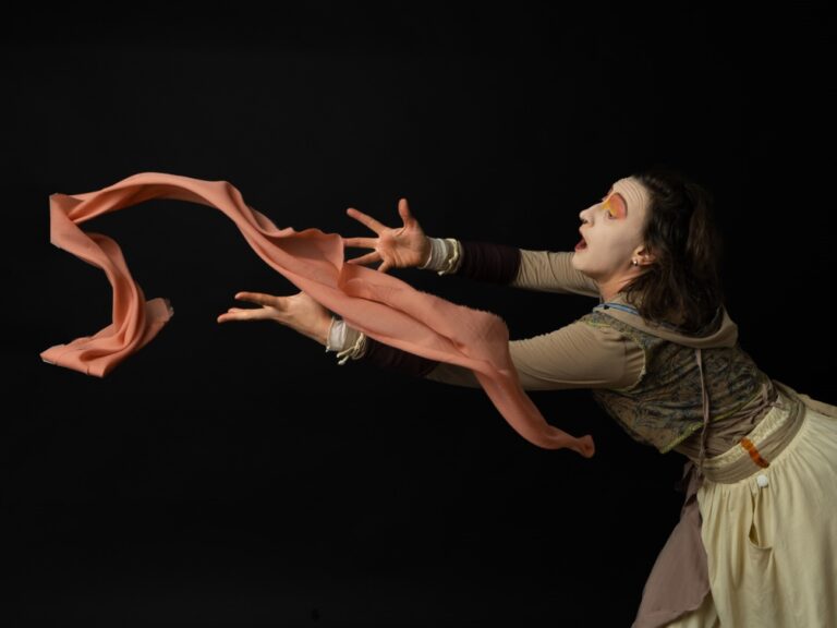 Poema de Carlos Drummond de Andrade inspira solo teatral da atriz Graziele Garbuio