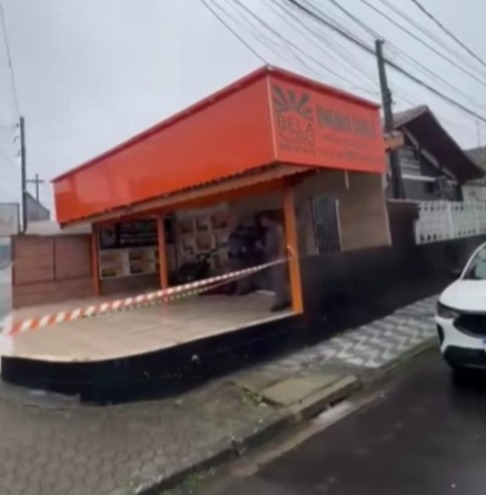 Teto de imobiliária cai na Praia Grande e deixa duas pessoas feridas