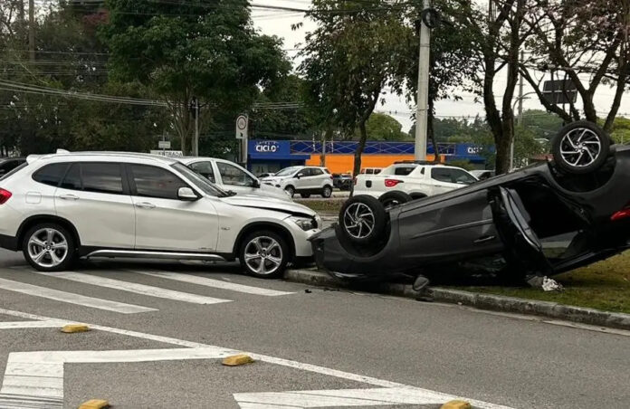 Carro capota e mobiliza agentes de trânsito em São José
