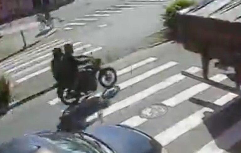 Câmeras de monitoramento flagraram ação de suspeitos que mataram réu por assassinato de PM em São Vicente; VÍDEO