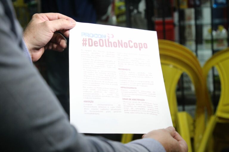 Estabelecimento é fechado e bebidas são apreendidas durante fiscalização em cidade do litoral