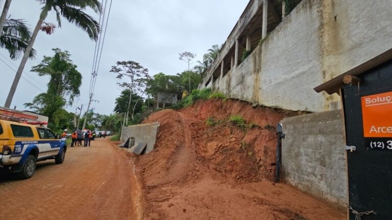 Defesa Civil interdita imóveis e obra após deslizamento de terra em Ilhabela