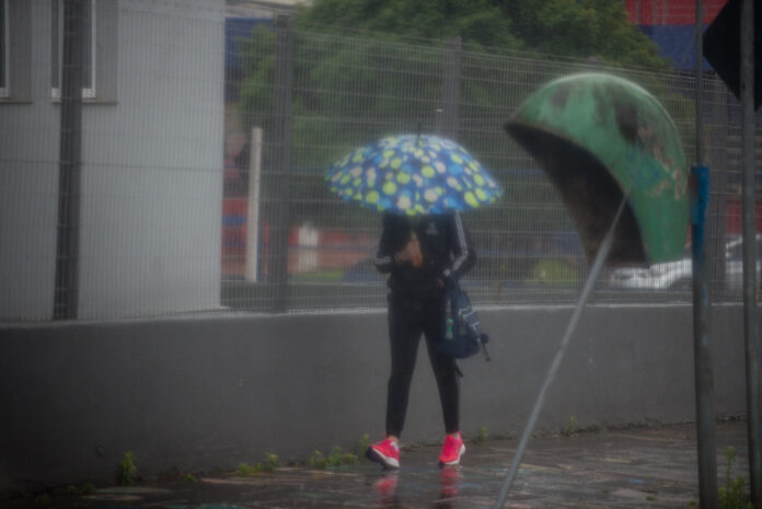 O Rio Grande do Sul está em alerta nesta sexta-feira, 7, em virtude da passagem de um Ciclone Extratropical. O volume de chuva aumenta com o passar das horas e gera atenção redobrada da Defesa Civil Estadual. Em Venâncio Aires, região dos Vales, ruas já estão alagadas e o alerta é para a possibilidade de fortes rajadas de ventos e volume de chuva em grandes proporções. | Foto: Leandro Osório/Ato Press/Folhapress