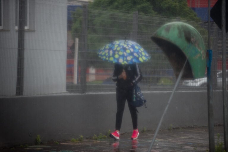 O Rio Grande do Sul está em alerta nesta sexta-feira, 7, em virtude da passagem de um Ciclone Extratropical. O volume de chuva aumenta com o passar das horas e gera atenção redobrada da Defesa Civil Estadual. Em Venâncio Aires, região dos Vales, ruas já estão alagadas e o alerta é para a possibilidade de fortes rajadas de ventos e volume de chuva em grandes proporções. | Foto: Leandro Osório/Ato Press/Folhapress