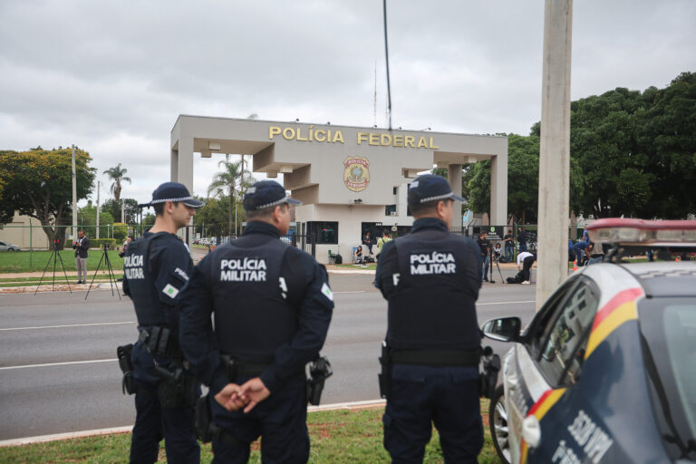 Policiais militares em frente à sede regional da Polícia Federal, onde o ex-presidente do Brasil, Jair Bolsonaro, foi levado após ser colocado sob custódia policial como medida preventiva relacionada à sua prisão domiciliar, em Brasília | REUTERS/Mateus Bonomi