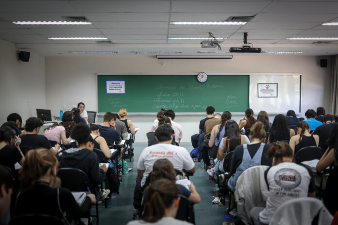 Prova da Fuvest em São Paulo Candidatos realizam a primeira fase da Fuvest em sala da FEA-USP na manhã deste domingo (23) | Felipe Iruatã/Folhapress
