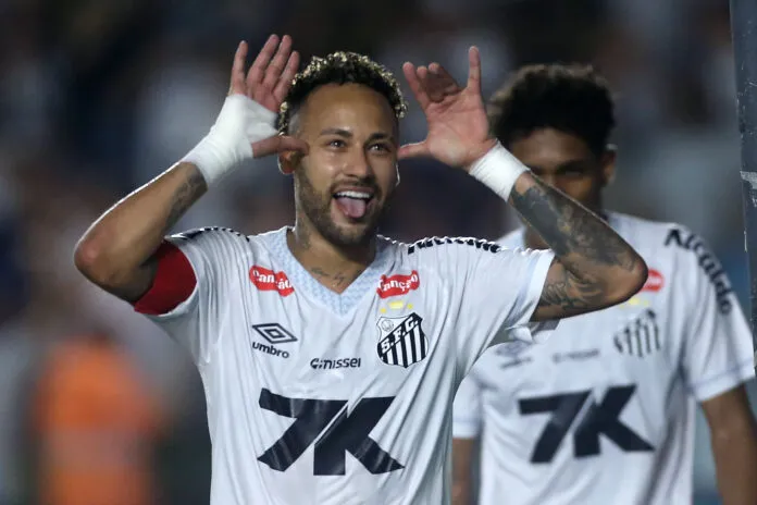 O jogador Neymar comemora gol. Partida entre Santos e Sport valida pelo Campeonato Brasileiro nesta sexta-feira (28) no estádio da Vila Belmiro, em Santos | Foto: Guilherme Dionizio/Código 19/Folhapress