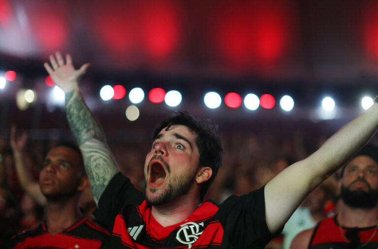 Torcedor do Flamengo comemora título da Libertadores | REUTERS/Pilar Olivares