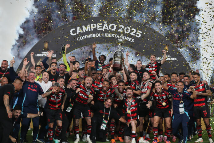 Jogadores do Flamengo celebram com o troféu a conquista da Copa Libertadores contra o Palmeiras neste sábado, no estádio Monumental | EFE/ Paolo Aguilar