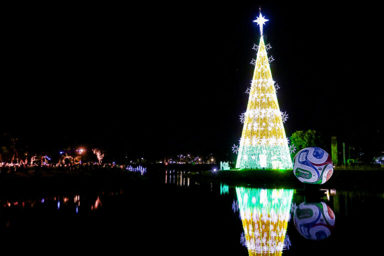 Inauguração da Árvore de Natal, na noite de sábado(29), no Parque Ibirapuerana zona sul de São Paulo | Foto: Melina D' Lourdes/Ato Press/Folhapress