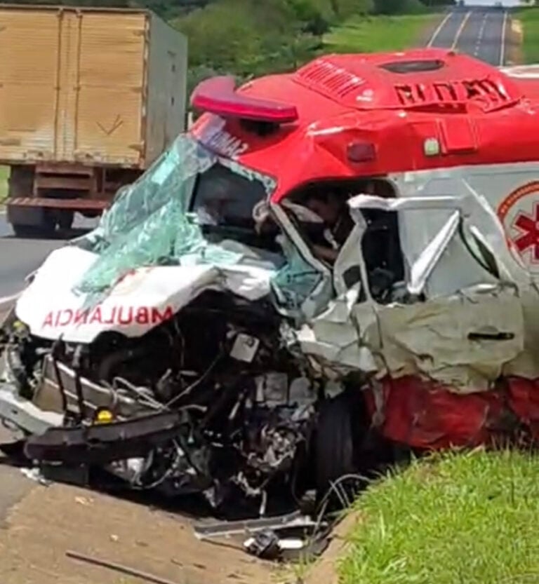 Acidente envolvendo carro e ambulância deixa mortos na região 