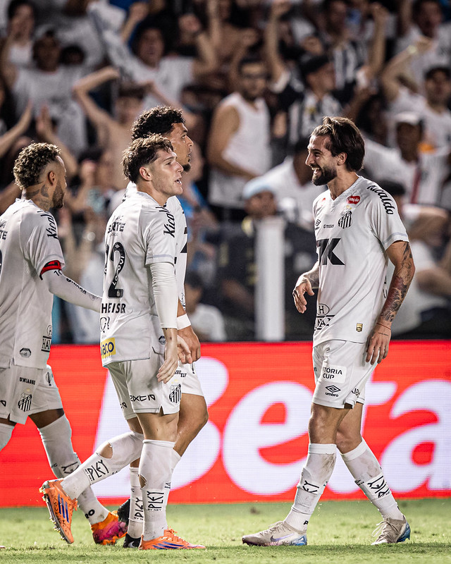 Santos vence no fim, sai do Z4 e impede Palmeiras de voltar à liderança