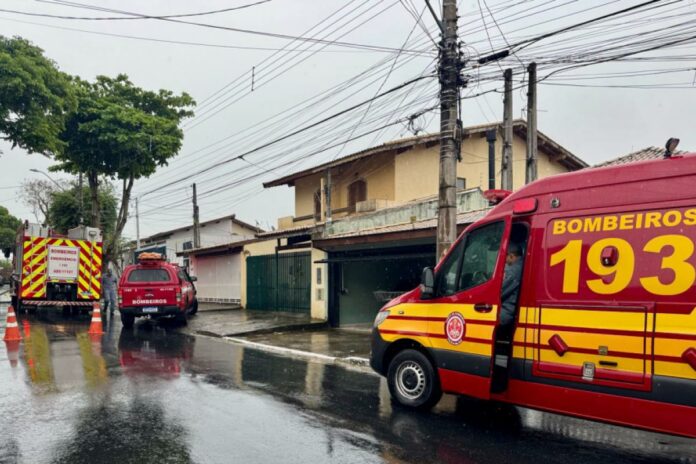 Casa pega fogo e mobiliza bombeiros em São José