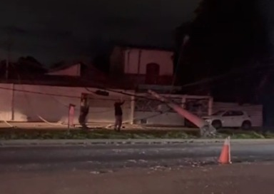 Carro bate e derruba poste na zona oeste de São José