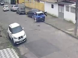 Carro perde o controle e atropela um homem em rua de Guarujá; VÍDEO