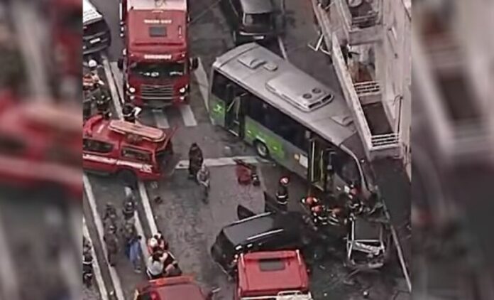 Acidente envolvendo micro-önibus em São Paulo | Reprodução/TV Globo