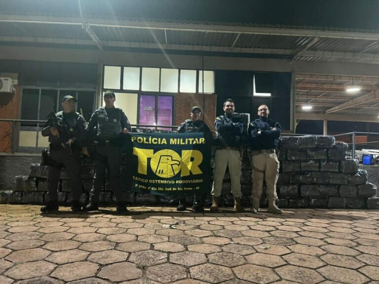 PM apreende quase duas toneladas de maconha em carga de macarrão