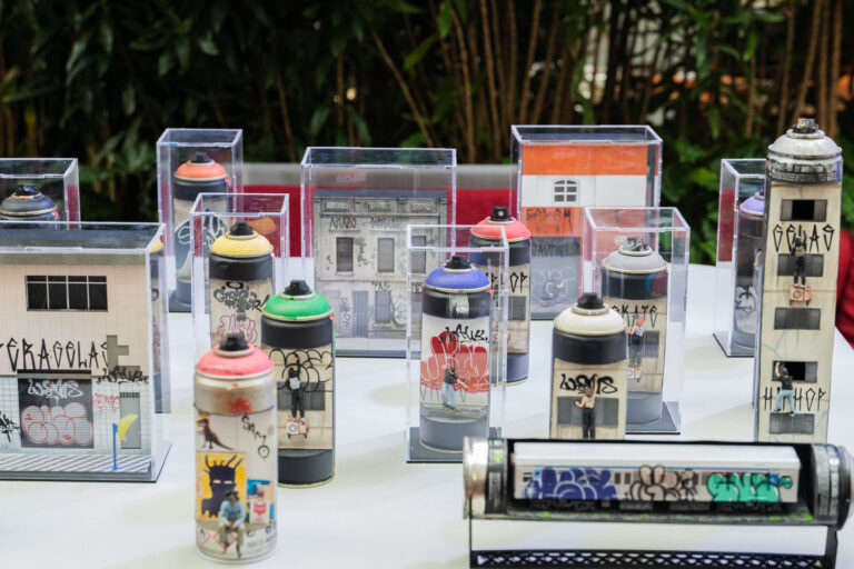 Artista ensina a transformar objetos descartados em arte e o mundo em miniatura em oficina no POW Festival 2025