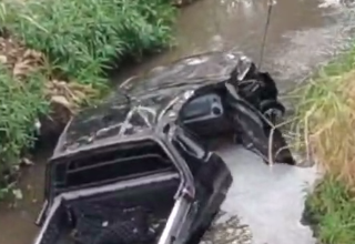 Carro cai em córrego após fazer curva em alta velocidade em Piracicaba