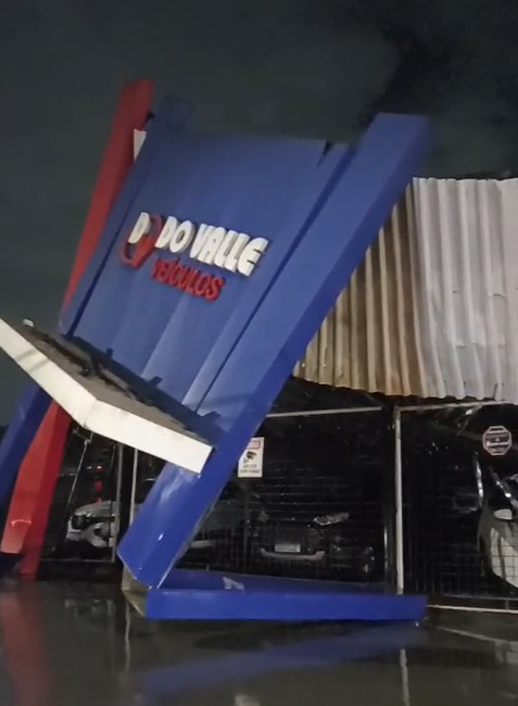 Teto de concessionária desaba durante chuva de granizo e vento forte em Sumaré