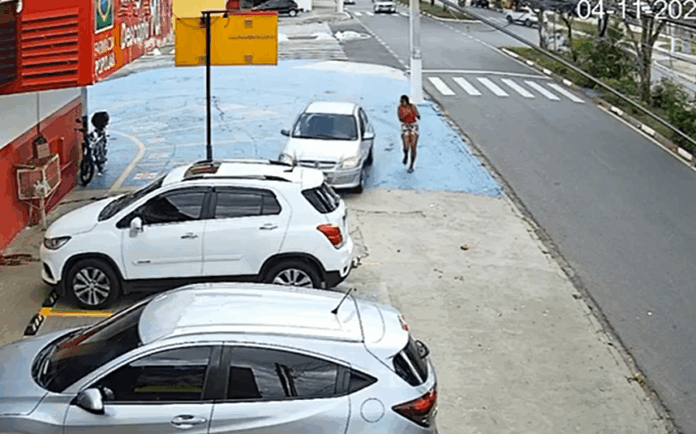 VÍDEO: mulher escapa por centímetros de carro desgovernado