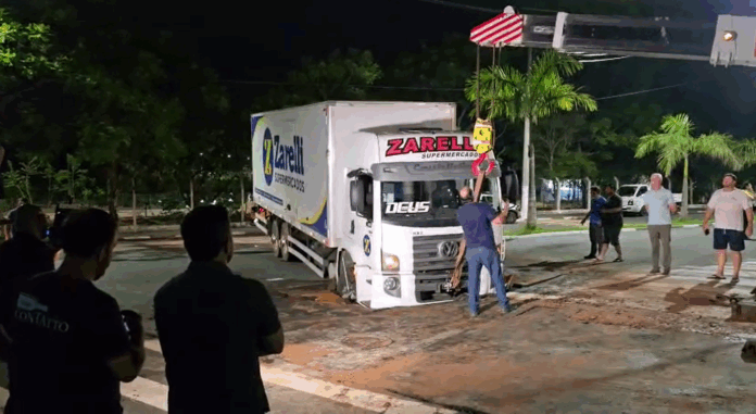 Via é interditada após caminhão afundar no asfalto na Zona Leste de Campinas
