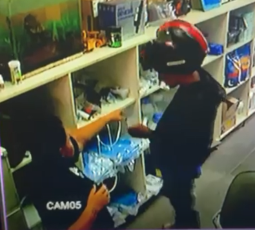 Homem anuncia assalto após pedir copo d'água em loja de piscinas em Campinas Homem anuncia assalto após pedir copo d'água em loja de piscinas em Campinas