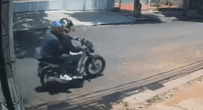 Trio furta moto em 10 segundos em plena luz do dia