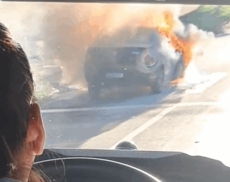 VÍDEO: Carro pega fogo na Av. Thomaz Alberto Whately