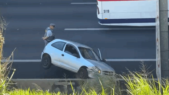 Carro e caminhão batem na Bandeirantes e causam lentidão sentido Capital