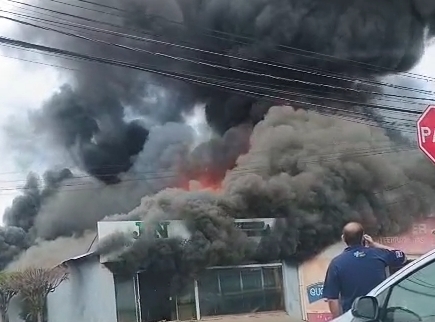 Loja de estofados pega fogo em Iracemápolis