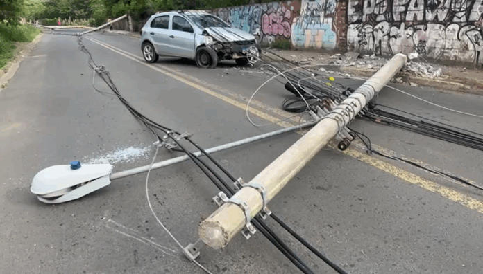 Motorista derruba três postes em acidente na Marginal Miguel Melhado, em Campinas