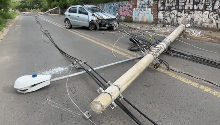 Motorista derruba três postes em acidente na Marginal Miguel Melhado, em Campinas