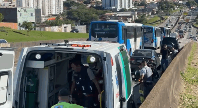 Motociclista sofre fratura exposta em acidente na Santos Dumont, em Campinas