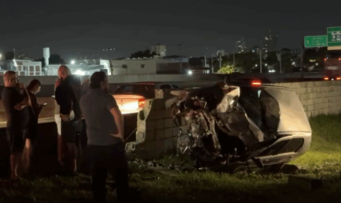 Carro bate em mureta de proteção na Anhanguera, em Campinas, e ninguém se feriu Carro bate em mureta de proteção na Anhanguera, em Campinas, e ninguém se feriu