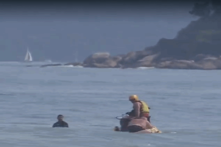 Banhista em situação de risco é resgatado por guarda-vidas em Ubatuba