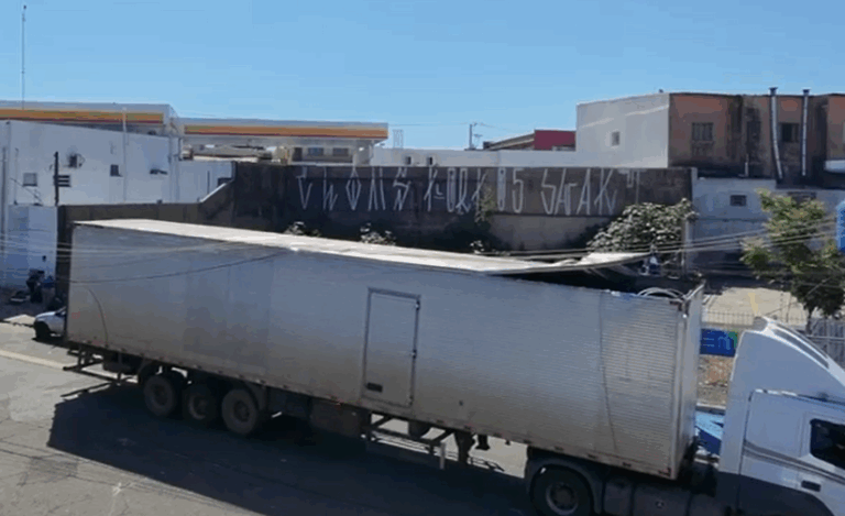 Caminhão enrosca em fios e derruba poste em Campinas