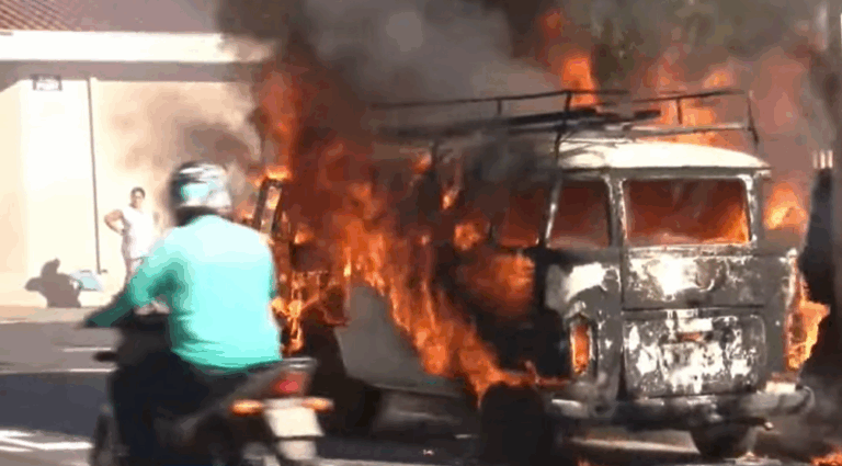 Fogo destrói Kombi na zona Norte de Ribeirão Preto