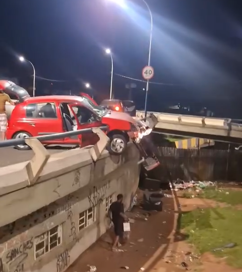 Carro sobe em defensa metálica e fica suspenso após acidente no Viaduto Cury, em Campinas
