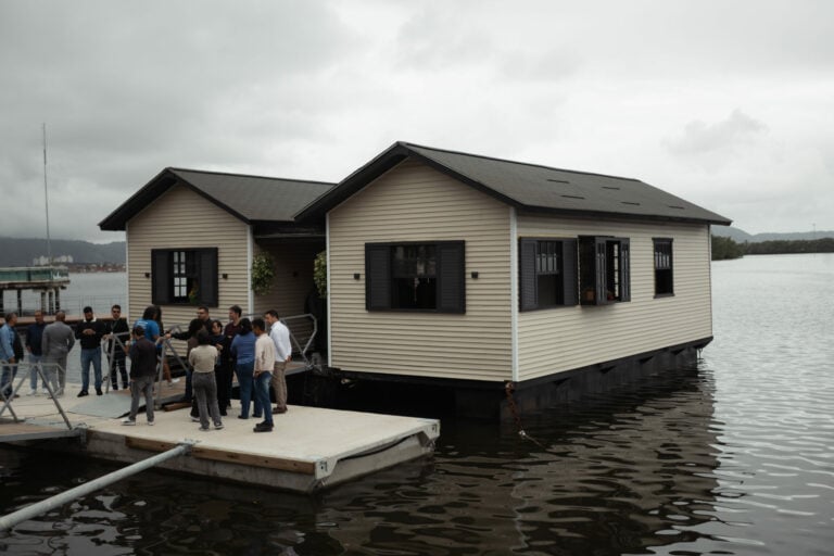 Cubatão inaugura protótipo das Casa Flutuantes com vista para o Rio Casqueiro