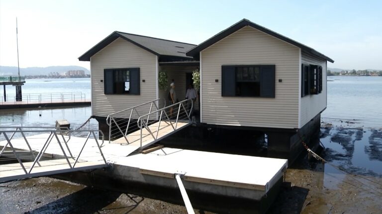 Cubatão inaugura protótipo das casas flutuantes