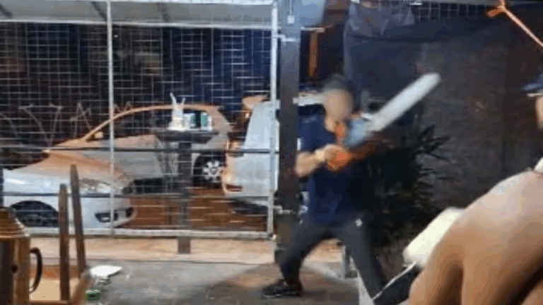 Homem entra em bar com motosserra ligada e gera pânico no comércio