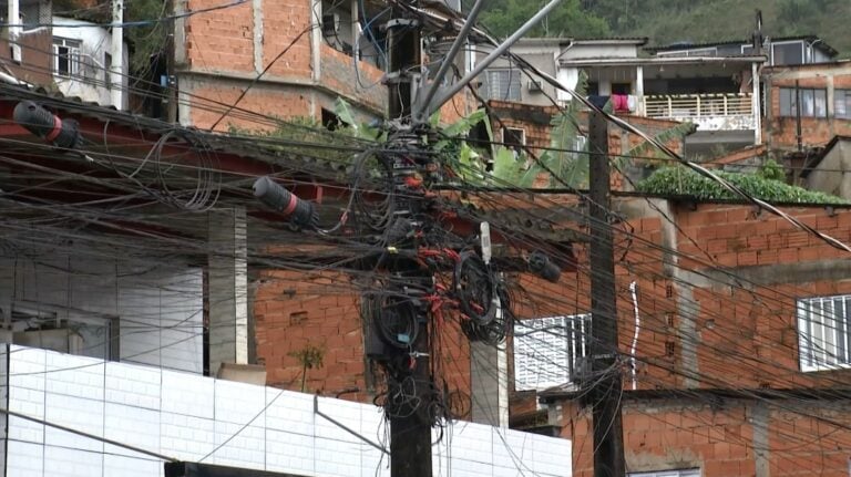 Guarujá sanciona lei que obriga fiação subterrânea em até 5 anos
